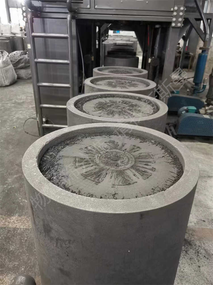 石墨化坩堝投料設備，坩堝壓實設備，艾奇遜爐投料設備，石墨化吸料小車，石墨化投料小車，石墨化高溫吸料系統(tǒng)