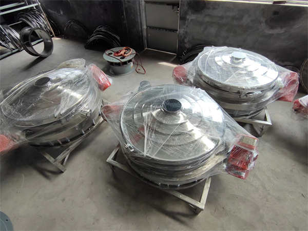 4臺1200不銹鋼直排篩發(fā)貨， 加裝超聲波系統(tǒng)，篩分精度高，產(chǎn)量大， 能耗低，全封閉，無粉塵，特制電機(jī)。